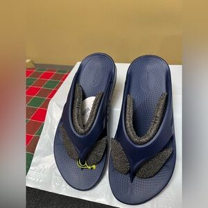 Oofos OOriginal Thong Unisex Sandals. Navy - Men's US 10/ Women's US 12 NEW.